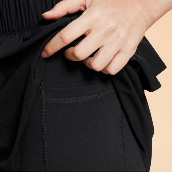 🩰Blogilates Ruffle Short (Jet Black) - Picture 3 of 4